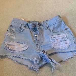 Mid rise Levi jean shorts, distressed size 27